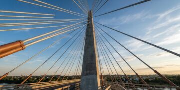 Uma ponte estaiada assimétrica usa um único mastro inclinado para equilibrar grandes vãos com dezenas de cabos