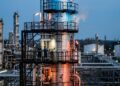 Uma torre separa petróleo em vários produtos sem precisar dividir cada molécula manualmente; o segredo está nas diferentes temperaturas