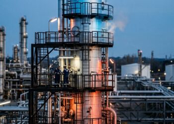 Uma torre separa petróleo em vários produtos sem precisar dividir cada molécula manualmente; o segredo está nas diferentes temperaturas
