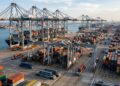 Um terminal automatizado no Porto de Qingdao utiliza veículos totalmente automáticos para movimentar milhares de contêineres sem motoristas