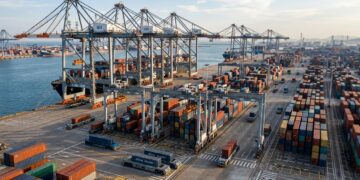 Um terminal automatizado no Porto de Qingdao utiliza veículos totalmente automáticos para movimentar milhares de contêineres sem motoristas