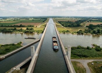 Ponte de 918 metros leva um canal inteiro sobre o Elba