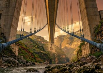 Com um vão de 388 metros, uma ponte suspensa chinesa atravessa o cânion do Beipanjiang apoiada por cabos gigantescos