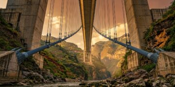 Com um vão de 388 metros, uma ponte suspensa chinesa atravessa o cânion do Beipanjiang apoiada por cabos gigantescos