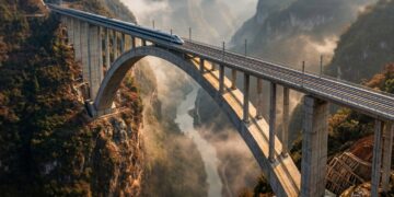 Com um arco de concreto de 445 metros, a Ponte Ferroviária Beipanjiang sustenta uma linha de alta velocidade entre penhascos