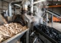 Um sistema transforma resíduos da indústria madeireira em biochar, um carvão vegetal de alta tecnologia capaz de armazenar carbono por décadas