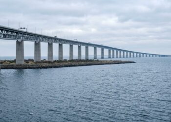 A ponte de Øresund que continua por um túnel submarino