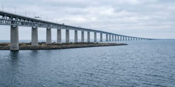 A ponte de Øresund que continua por um túnel submarino
