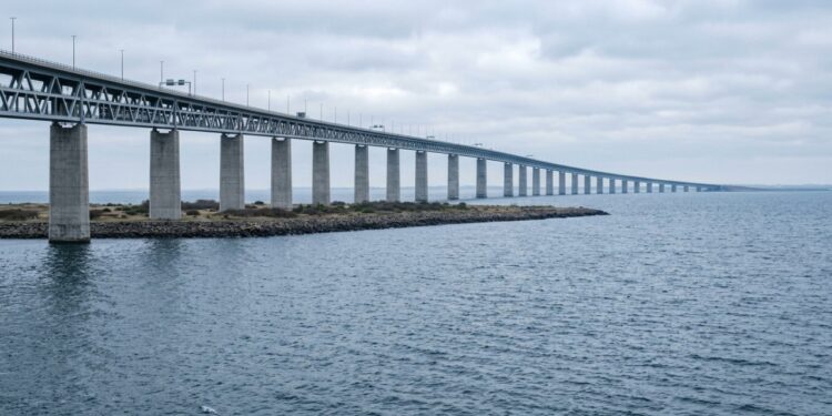 A ponte de Øresund que continua por um túnel submarino