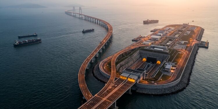 Com 55 km sobre o mar, esta ligação chinesa mergulha em um túnel para não bloquear navios e aviões    Travessia de 55 km que combina viadutos, pontes estaiadas, ilhas artificiais e túnel imerso