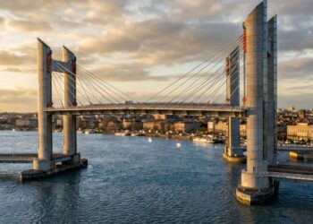 Ponte de Bordeaux que levanta 2.500 toneladas