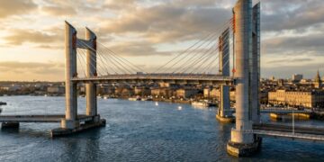Ponte de Bordeaux que levanta 2.500 toneladas