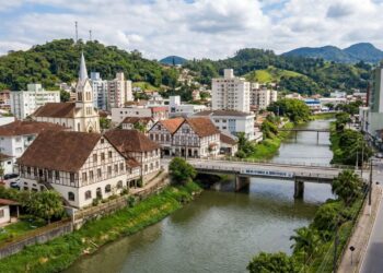 Teares rústicos montados por imigrantes poloneses dentro de um depósito em 1892: a cidade catarinense onde nasceu a indústria têxtil do estado