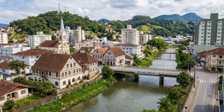 Teares rústicos montados por imigrantes poloneses dentro de um depósito em 1892: a cidade catarinense onde nasceu a indústria têxtil do estado