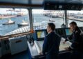 A profissão que embarca em navios gigantes para guiá-los pelos trechos mais difíceis do porto