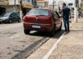Estacionar a mais de 50 cm do meio-fio pode gerar multa