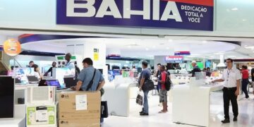 Varejo enfrenta “tempestade perfeita” em meio a crise estrutural e macroeconômica, diz economista