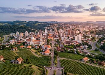A maior Festa da Uva do país foi criada em 1931 por um português inspetor de ferrovia: a cidade gaúcha erguida por camponeses do Vêneto
