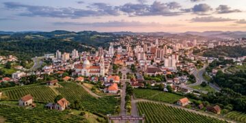 A maior Festa da Uva do país foi criada em 1931 por um português inspetor de ferrovia: a cidade gaúcha erguida por camponeses do Vêneto