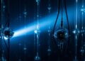 IceCube usa 5.160 sensores presos na geleira para registrar clarões quase invisíveis vindos do espaço