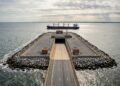 Uma estrada de 37 quilômetros cruza a entrada da Baía de Chesapeake por pontes e mergulha em túneis sob navios gigantes