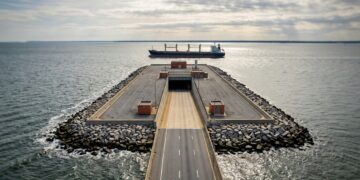 Uma estrada de 37 quilômetros cruza a entrada da Baía de Chesapeake por pontes e mergulha em túneis sob navios gigantes