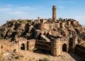 Construído sobre uma colina cerca de 180 metros acima da planície, o Forte de Chittorgarh utilizou a própria montanha como parte da defesa