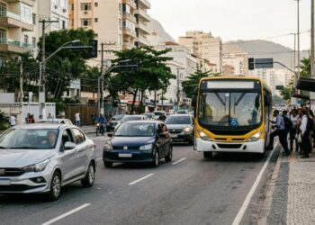 Engenheiro químico trabalha com fluidos que ninguém pode enxergar dentro das tubulações e pequenas mudanças alteram processos inteiros