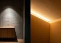 Uma faixa escondida no encontro da parede com o teto faz a iluminação parecer sair da própria construção sem nenhuma lâmpada aparecendo no ambiente