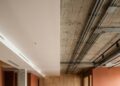 Em vez de esconder a laje com forro, concreto, tubulações e instalações ficam totalmente aparentes e viram parte da decoração da própria casa