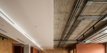 Em vez de esconder a laje com forro, concreto, tubulações e instalações ficam totalmente aparentes e viram parte da decoração da própria casa
