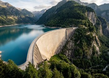 Com cerca de 220 metros de altura, a Barragem de Contra segura bilhões de litros entre montanhas e ainda aparece em filmes de espionagem