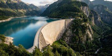 Com cerca de 220 metros de altura, a Barragem de Contra segura bilhões de litros entre montanhas e ainda aparece em filmes de espionagem