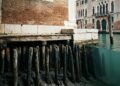 Construída sobre milhares de estacas de madeira, Veneza continua de pé séculos depois em um dos solos mais difíceis da Europa
