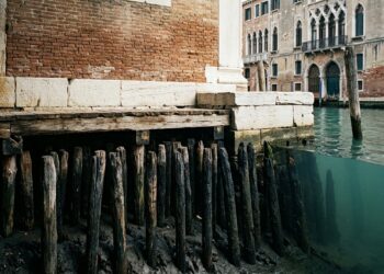Construída sobre milhares de estacas de madeira, Veneza continua de pé séculos depois em um dos solos mais difíceis da Europa