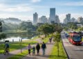 Parques lineares e transporte inovador: a capital paranaense planejada pelo segundo urbanista mais influente da história mundial