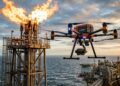 Plataformas começam a receber drones industriais offshore capazes de inspecionar tochas, chaminés e estruturas metálicas sem interromper a produção