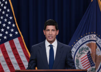 Morning Call: Kevin Warsh discursa em Jackson Hole