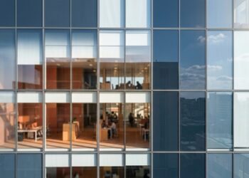 Um vidro eletrocrômico muda automaticamente a quantidade de luz que entra no ambiente sem precisar de cortinas