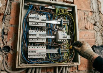 Quanto custa refazer a elétrica de um apartamento de 70 m² em 2026? Abrir e fechar as paredes pesa no orçamento