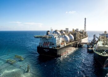 Esta fábrica flutuante resfria gás natural a −162 °C e abastece navios sem depender de uma planta em terra