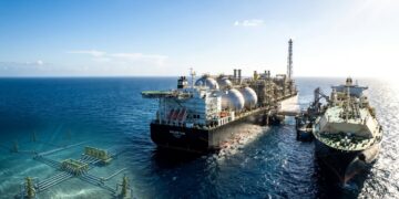 Esta fábrica flutuante resfria gás natural a −162 °C e abastece navios sem depender de uma planta em terra