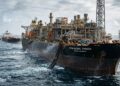Como o petróleo do pré-sal passa por um navio-plataforma