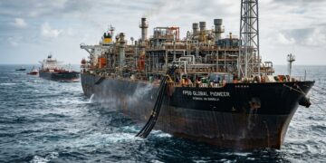 Como o petróleo do pré-sal passa por um navio-plataforma