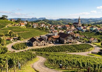 Berço do espumante brasileiro e dentro da primeira Denominação de Origem de vinhos do país: a cidade da Serra Gaúcha a 110 km de Porto Alegre