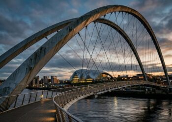 Uma ponte inteira gira como uma pálpebra sobre o rio para liberar a passagem dos barcos sem levantar apenas o tabuleiro