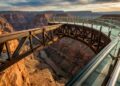 Uma passarela de vidro avança 21 metros para fora do Grand Canyon e deixa visitantes caminharem com mais de 200 metros de vazio diretamente abaixo