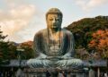 Com 11,3 metros de altura, o Grande Buda de Kamakura permanece ao ar livre há séculos depois que o salão ao seu redor desapareceu