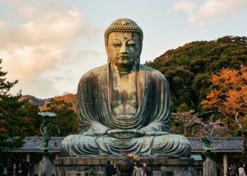 Com 11,3 metros de altura, o Grande Buda de Kamakura permanece ao ar livre há séculos depois que o salão ao seu redor desapareceu
