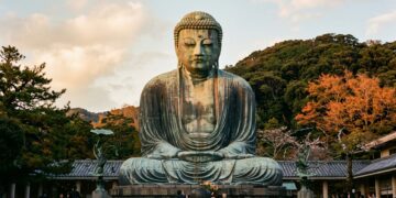 Com 11,3 metros de altura, o Grande Buda de Kamakura permanece ao ar livre há séculos depois que o salão ao seu redor desapareceu